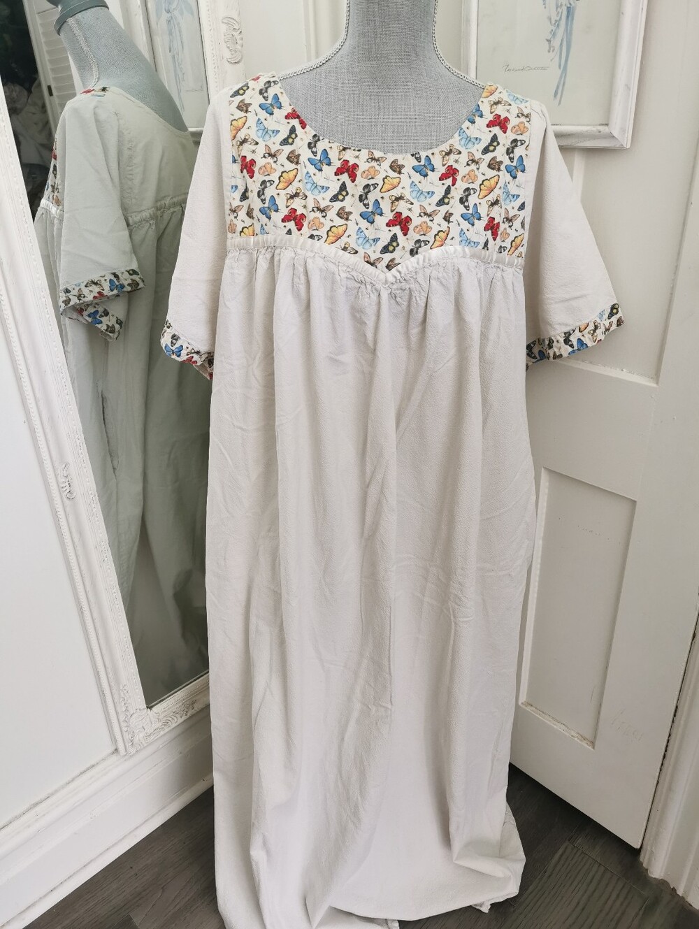 ✨Vintage Cotton Cream Color Grannycore Nightgown Butterfly🦋Print Neckline. XL